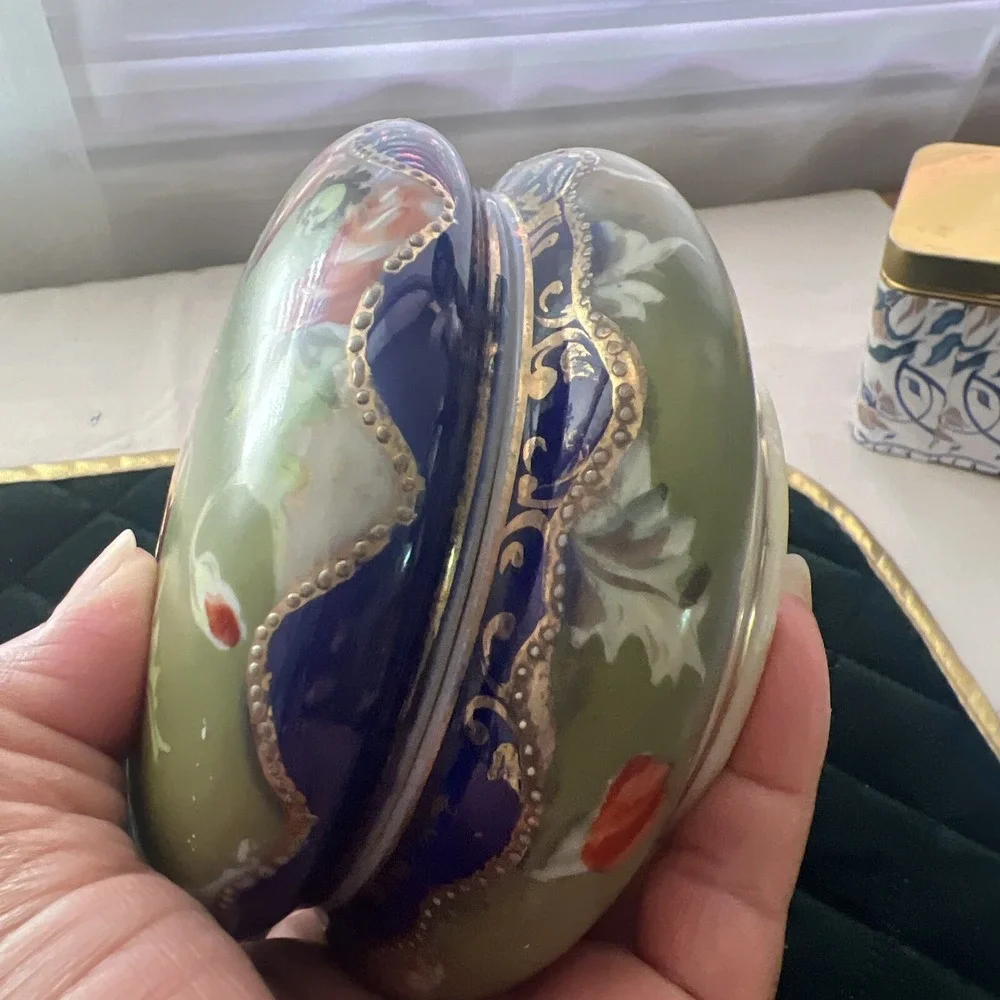 VINTAGE PORCELAIN HAND PAINTED FLORAL LIDDED TRINKET DISH POWDER Jewelry JAR .
